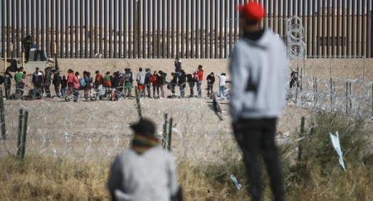 Президент Мексики заявил о заключении соглашения, которое сохранит пограничные переходы США открытыми для мигрантов 